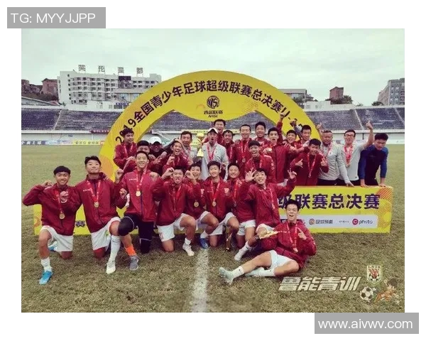 足球职业生涯发展历程与挑战探讨:从青训到巅峰的艰辛与荣耀